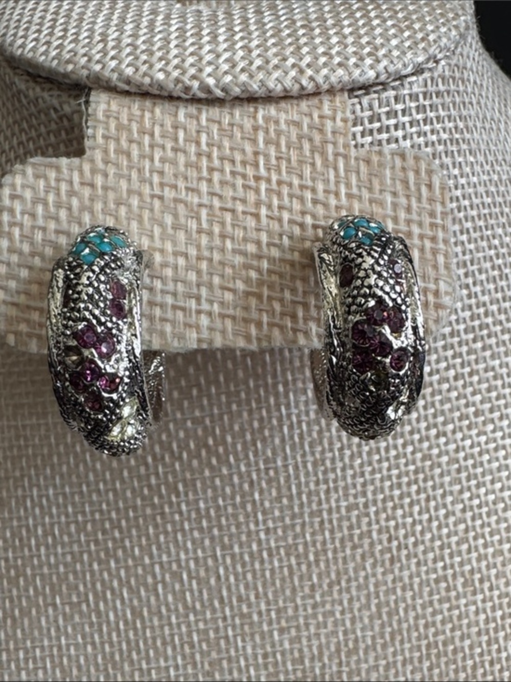 VTG Sarah Coventry "Shangri-La" Hoop Earrings 1972 Clip On Silver Tone